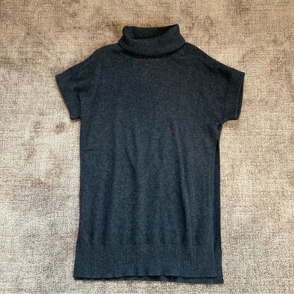 Neiman Marcus Gray Ribbed Turtleneck